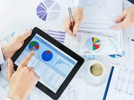 Consulente smm con tablet e grafici