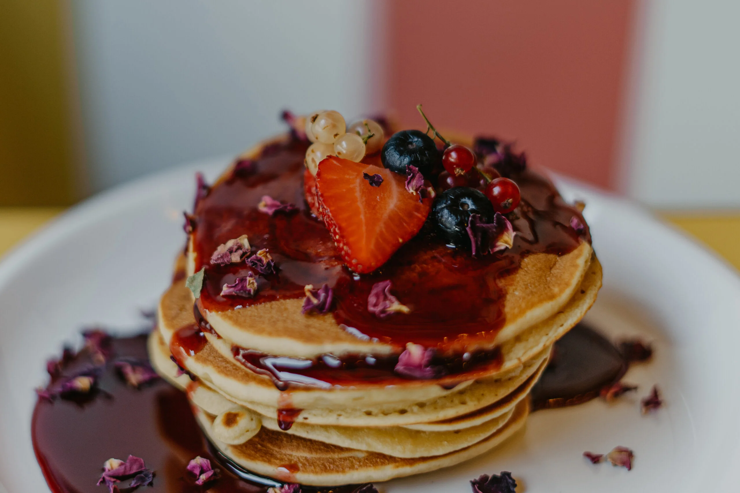 Pancake ai frutti di bosco con sciroppo d'acero